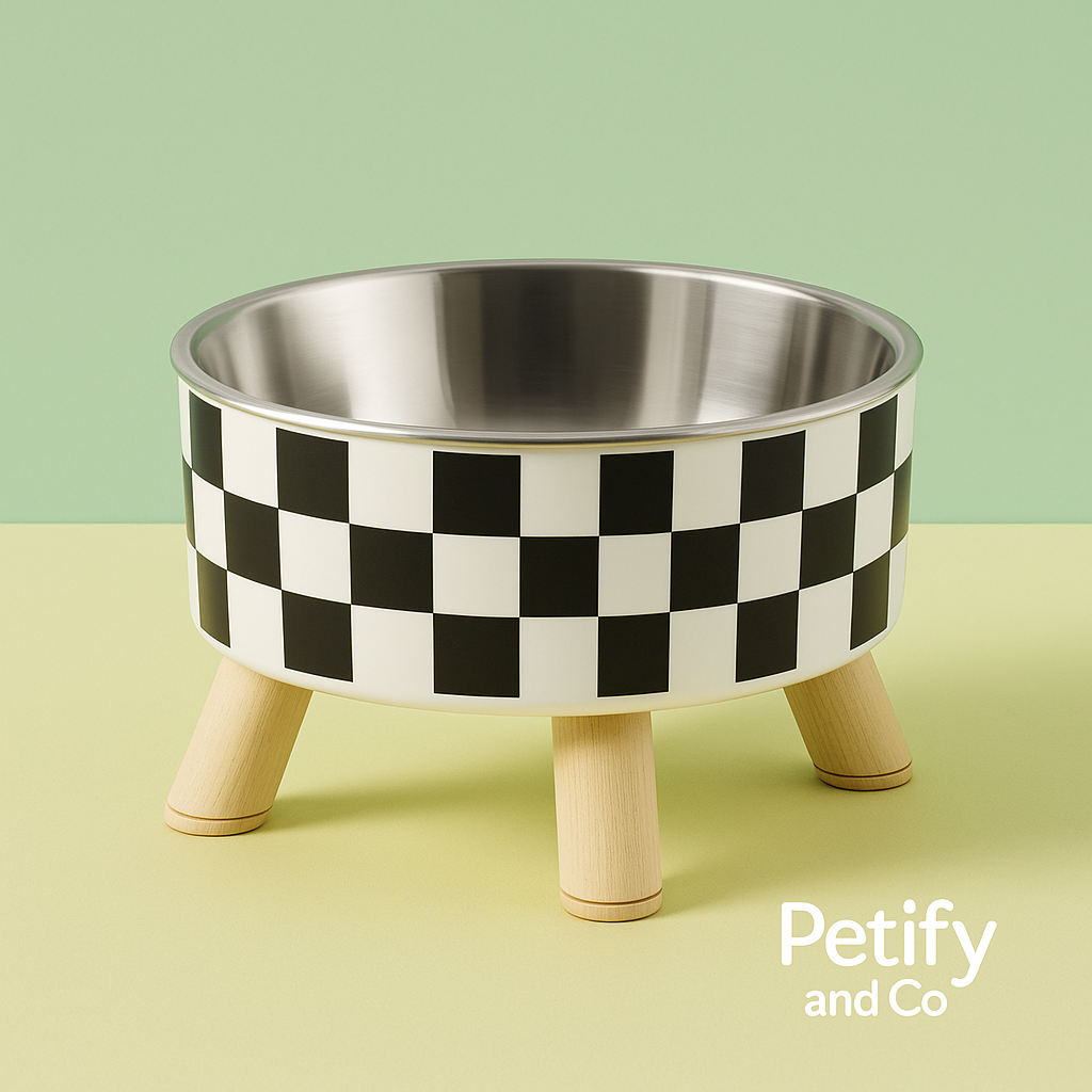 Plato elevado para mascotas con diseño a cuadros en blanco y negro y patas de madera – Petify and Co