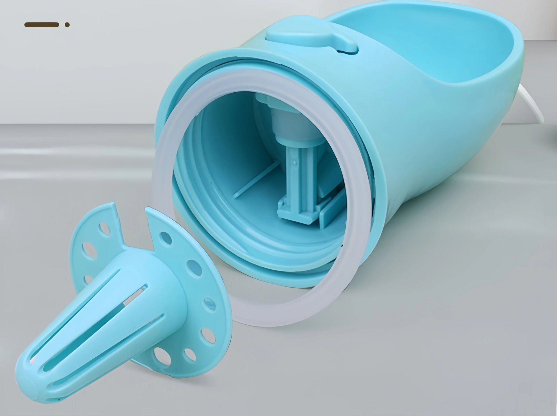 Vista detallada de la tapa desmontable y el sistema interior de la botella portátil para perros Petify™, diseñada para almacenar agua y comida con tecnología antiderrames, ideal para paseos, viajes o excursiones con mascotas.

