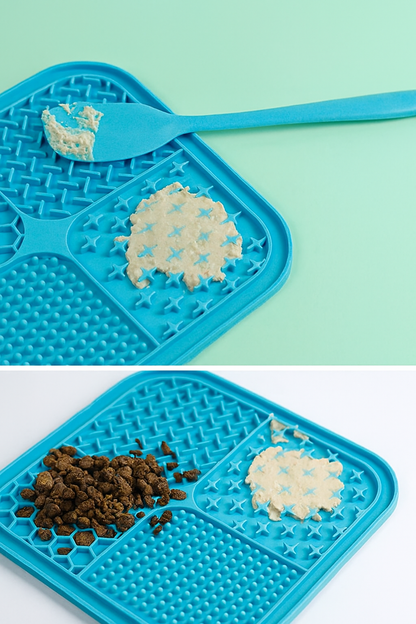 Alfombra lamible de silicona azul con comida húmeda y croquetas para perros sobre fondo verde Petify