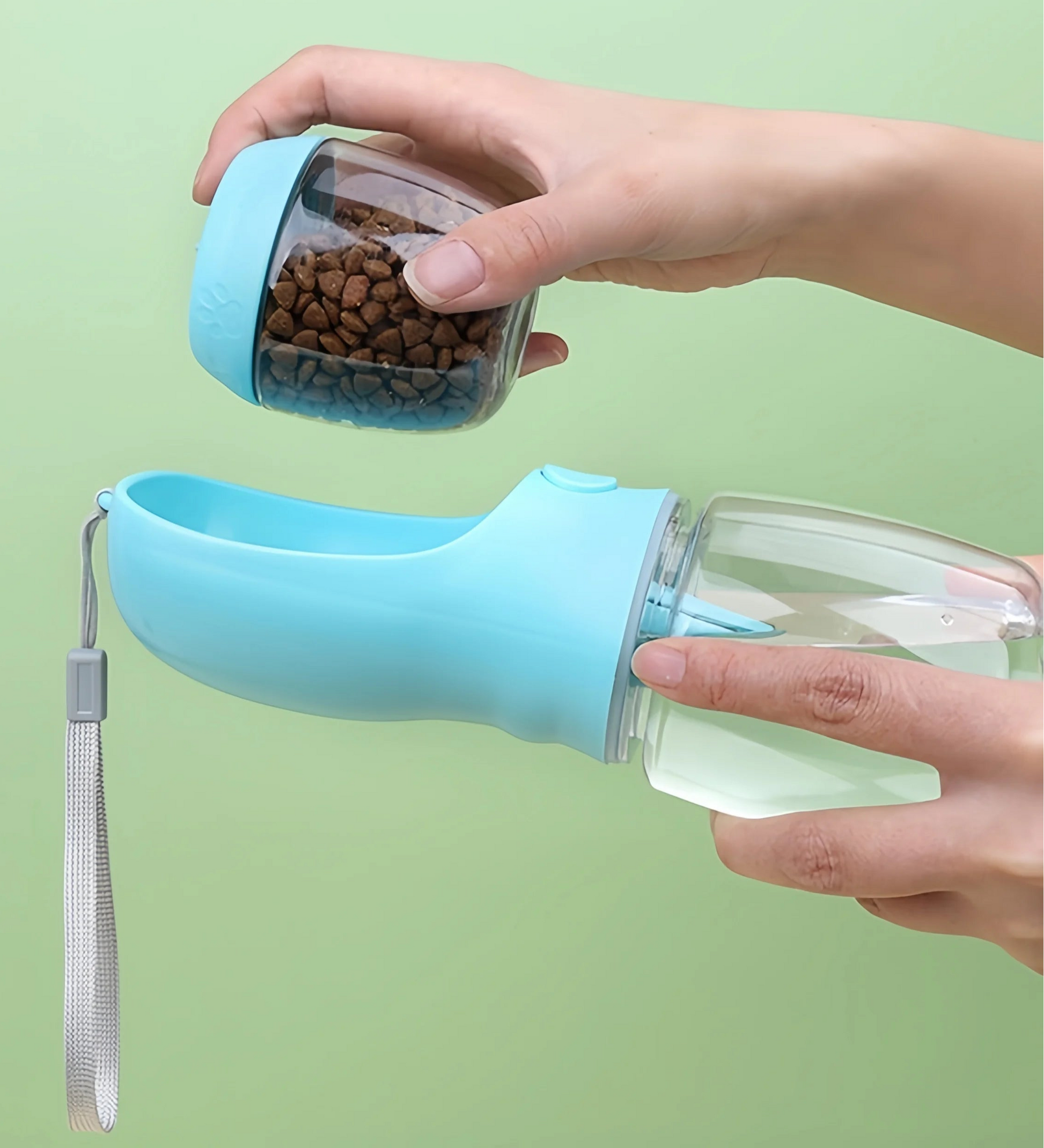 Persona llenando botella portátil 2 en 1 para perros Petify™ con croquetas y agua, mostrando su diseño desmontable y práctico para alimentar e hidratar mascotas durante paseos o viajes.